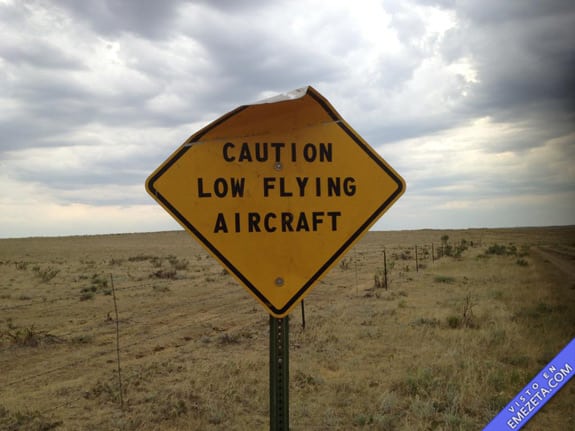 Carteles desconcertantes: Cuidado aviones vuelan bajo