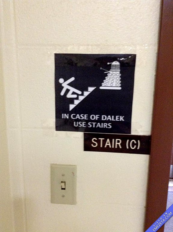 Carteles desconcertantes: Daleks que suben escaleras gritando ¡elevate!
