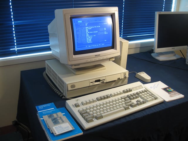 Un equipo IBM con monitor Philips, ejecutando un programa bajo MSDOS