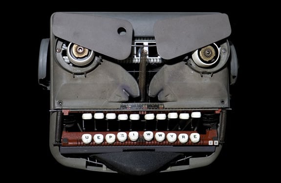 Pareidolia (rostros o figuras en imágenes): Angry Typewriter